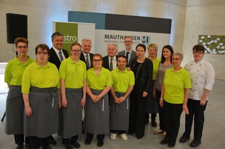 Das Bistro-Team des Diakoniewerks mit LH Josef Pühringer