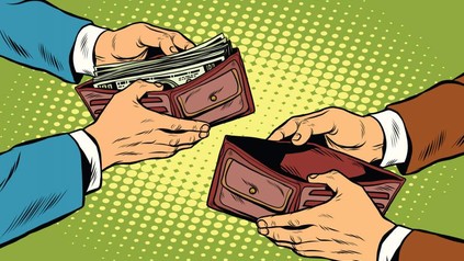 Mann mit vollem Geldbeutel und Mann mit leerem Geldbeutel