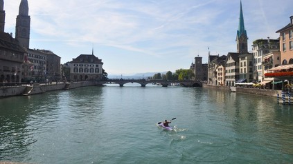 Mann mit Kajak auf Fluss