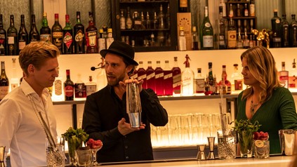 Daniel Schober erklärt das Shaken von Cocktails.
