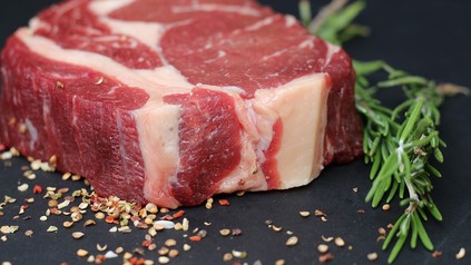 Ein Stück rohes Steak