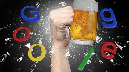 Ein Bierkrug und der Schriftzug von Google