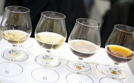 Gläser halb gefüllt mit Bier