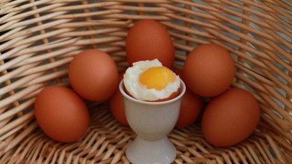 Offenes Ei in Eierkorb