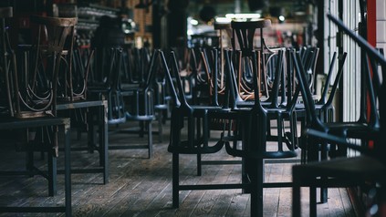 Umgedrehte Stühle auf Tischen