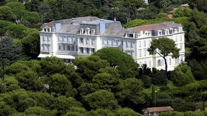 Das Hôtel du Cap-Eden-Roc umgeben von Bäumen