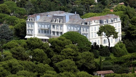 Das Hôtel du Cap-Eden-Roc umgeben von Bäumen
