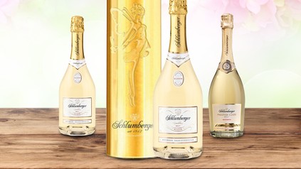 Ein paar Flaschen Sekt von Schlumberger auf einem Tisch