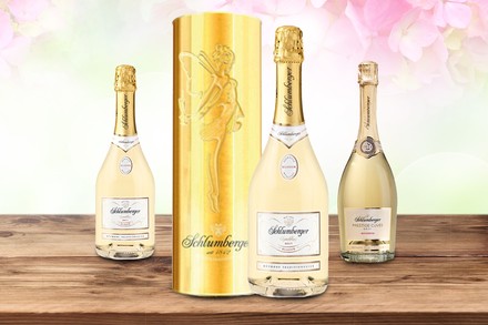 Ein paar Flaschen Sekt von Schlumberger auf einem Tisch