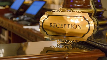 Ein Rezeptionsschild in einem Hotel