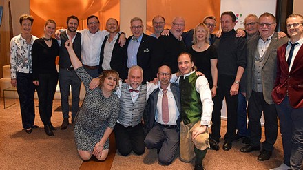 Gruppenfoto mehrerer Männer und Frauen