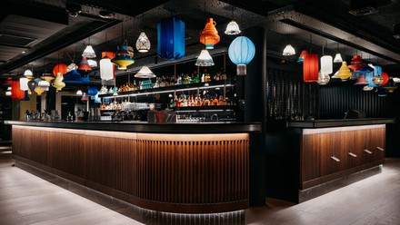 24/7-Bar mit Lampen, Lampions und Laternen