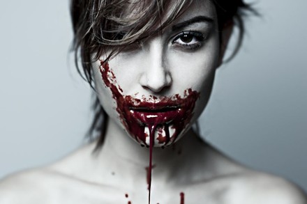 Frau mit Blut um den Mund