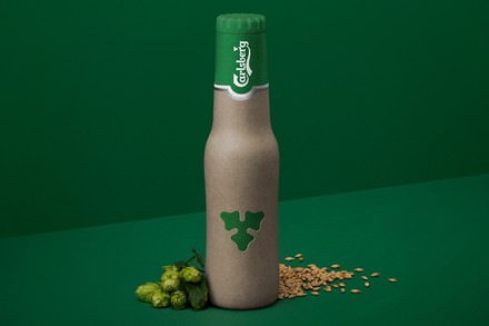 Eine Bierflasche aus Papier von Carlsberg
