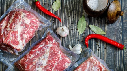 Ein Fleisch in Plastik eingepackt