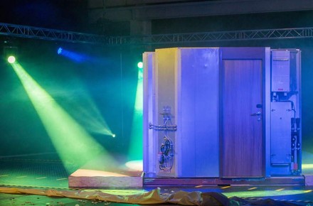 Eine Schiffskabine von außen