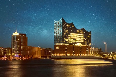 Die Hamburger Elbphilharmonie bei Nacht