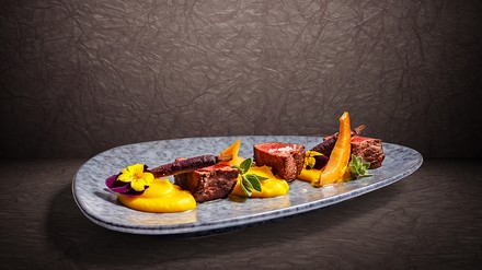 Gepfefferte Rehmedaillons mit Kürbiscreme und Birnen-Salsa. (Symbolbild © Grafvision/stock.adobe.com)
Rehmedaillons mit Kürbiscreme