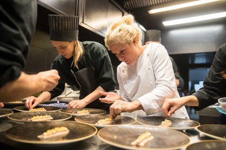 Ana Ros bei der Zubereitung eines Gerichts