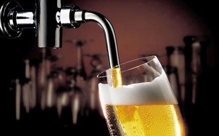 Ein Bier wird gezapft