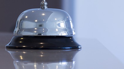 Eine Glocke an einer Hotelrezeption