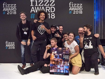 Eine Gruppe Gastronomen mit einem Plakat des Fizzz Award