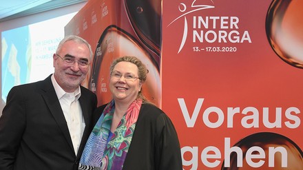 Ein Mann und eine Frau vor einer Fotowand mit Audruck „Internorga 2020“