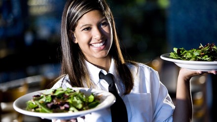 Eine Kellnerin in einem Restaurant