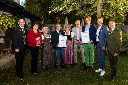 Eine Gruppe Menschen mit Urkunden in den Händen