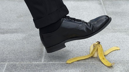 Ein Mann tritt auf eine Bananenschale