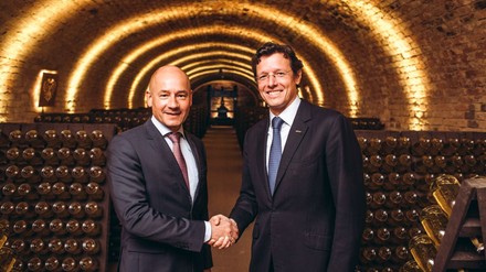 Arno Lippert (l.) gratuliert Benedikt Zacherl zu seiner Bestellung als weiterer Schlumberger-Geschäftsführer.