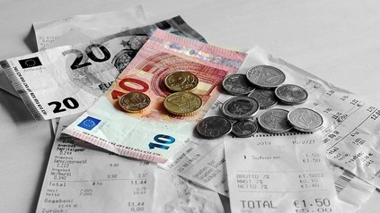Geld und eine Reihe Kassenbons