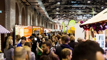 Viele Menschen zwischen Messeständen auf der VeggieWorld