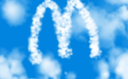 Das McDonald_sLogo als Wolke am Himmel
