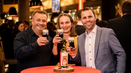 Stießen bei der Präsentation des neuen „Stiegl-Lagerfeuer“ im Wiener Campus Bräu auf die gelungene Zusammenarbeit an: die Biobauern und Chili-Experten Erich und Priska Stekovics mit Stiegl-Kreativbraumeister Markus Trinker