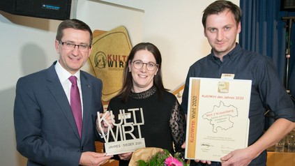 Oberösterreichs Wirtschafts- und Tourismuslandesrat Markus Achleitner gratulierte Sybille und Florian Schlöglmann zur Auszeichnung "KultWirt des Jahres 2020“.