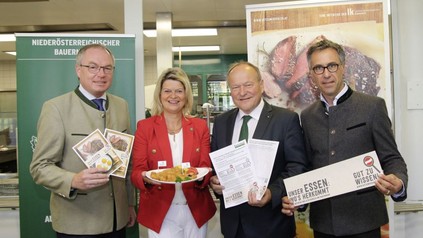 Hermann Schultes, Klaudia Tanner, Stephan Pernkopf und Georg Strasser bei der Unterschriftenaktion