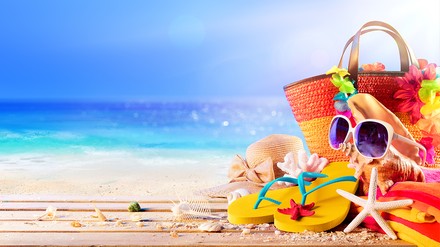 Eine Badetasche am Strand