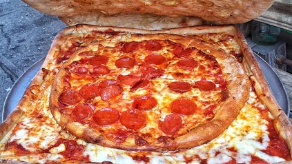 Eine Pizza im Pizzakarton aus Pizza