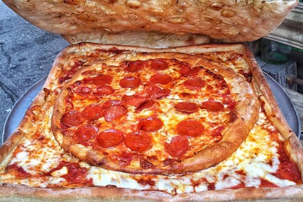 Eine Pizza im Pizzakarton aus Pizza