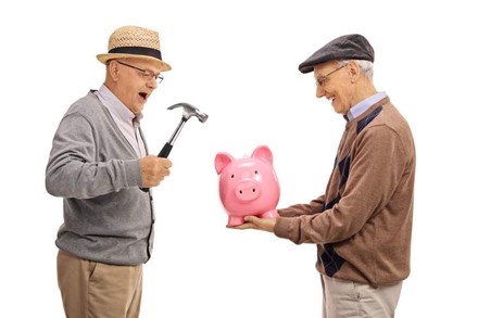 Zwei Männer, einer hält ein Sparschwein, der andere hält einen Hammer