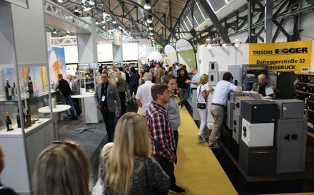 Besucher der FAFGA vor Messeständen