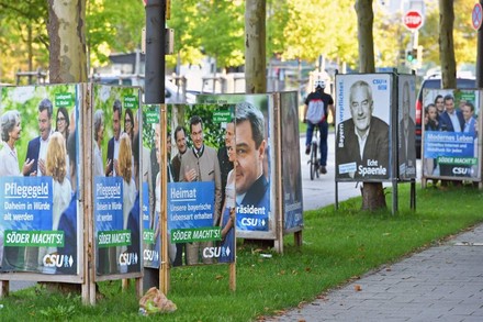 Wahlplakate befestigt an Bäumen