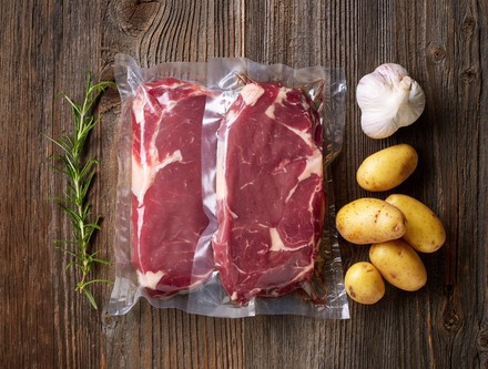 Mit dem Sous-Vide-Verfahren können Küchenprofis die Zutaten für ihre À-la-Carte-Gerichte länger haltbar machen und die Gerichte besser einplanen. (© bigacis / fotolia)
Fleisch in Plastik