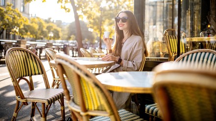 Eine Frau an einem Straßencafé