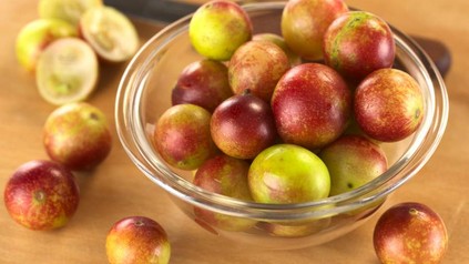 Eine Schale voller Camu Camu Beeren