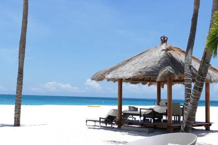 Liegestühle an einem weißen, karibischen Strand