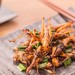 Insekten als Essen schön auf einem Teller angerichtet