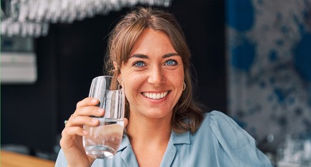 Eine Dame mit einem Wasserglas