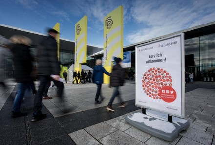 Besucher, die auf dem Messegelände in Stuttgart Richtung Eingang laufen; Messe INTERGASTRA